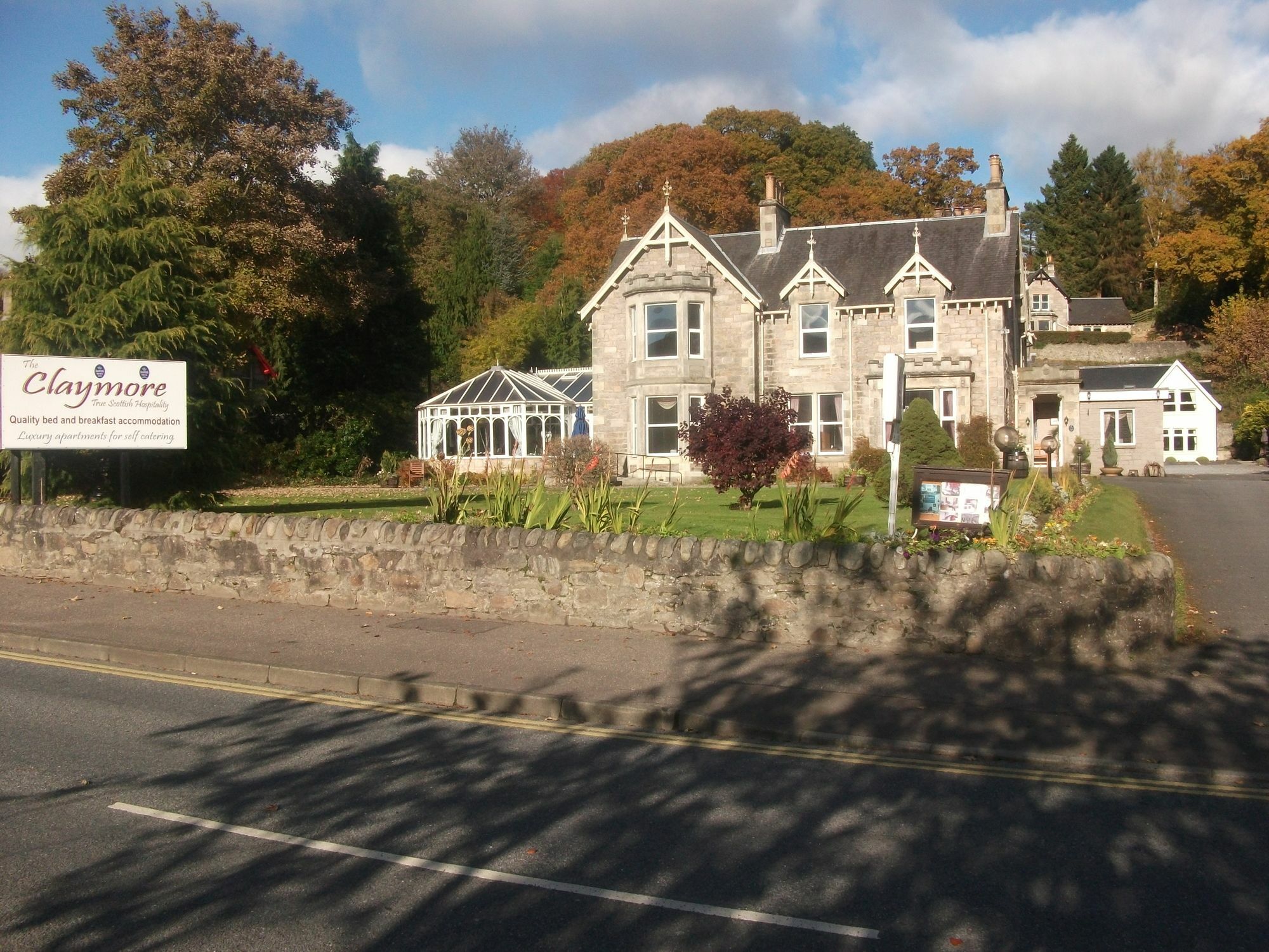 The Claymore Guest House And Apartments Pitlochry Exterior photo